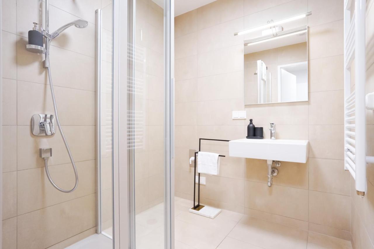 Exclusive 2-Bedroom Condo With Pool & Balcony Wien Eksteriør billede